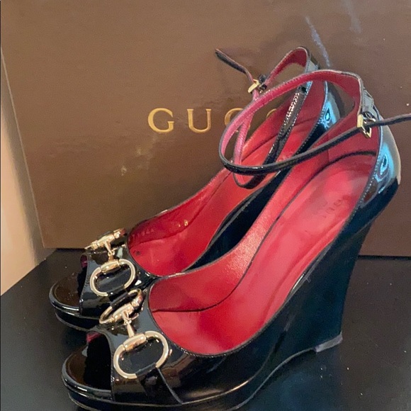Gucci Patent Black Wedge w/wedge horse-bit - Picture 2 of 11